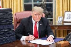 Trump a făcut o escală în Qatar în cadrul turnelui său în Asia